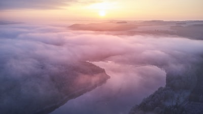 风景摄影的雾蒙蒙的河

